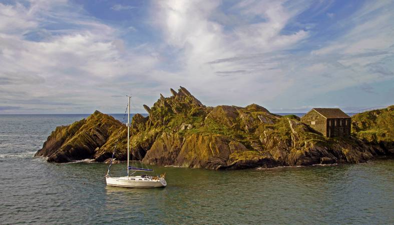 Western Morning View - The old net loft on Chapel Cliff, Polperro - © Ian Foster / fozimage