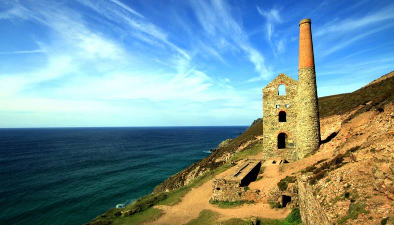 Western Morning View - Towanroath Shaft sitting on the cliff above Chapel Porth - © Ian Foster / fozimage